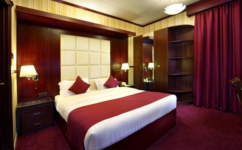 Deluxe double room with panelled headboard